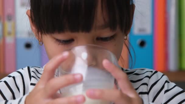 Nettes Asiatisches Mädchen Trinkt Hause Wohnzimmer Ein Glas Milch Kleines — Stockvideo