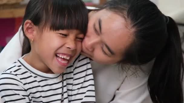 Mutter Und Tochter Spielen Und Umarmen Sich Lächelnde Mutter Und — Stockvideo