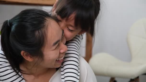 Mãe Sua Filha Brincando Abraçando Mãe Sorridente Filhinha Engraçada Divertindo — Vídeo de Stock