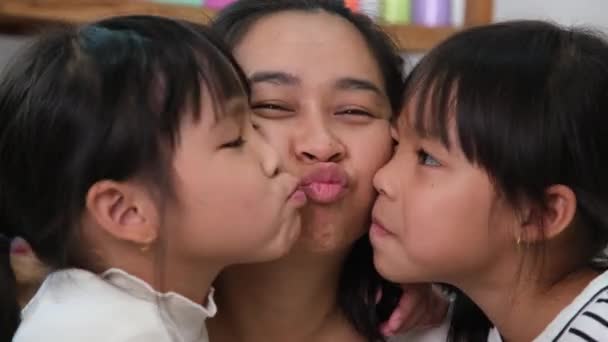 Anne Kızı Oynuyorlar Sarılıyorlar Gülümseyen Anne Komik Küçük Kız Evde — Stok video