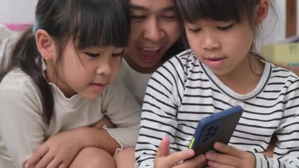 Anne Kız Oynuyor Sarılıyor Akıllı Telefonlarda Selfie Çekiyor Çizgi Film — Stok video