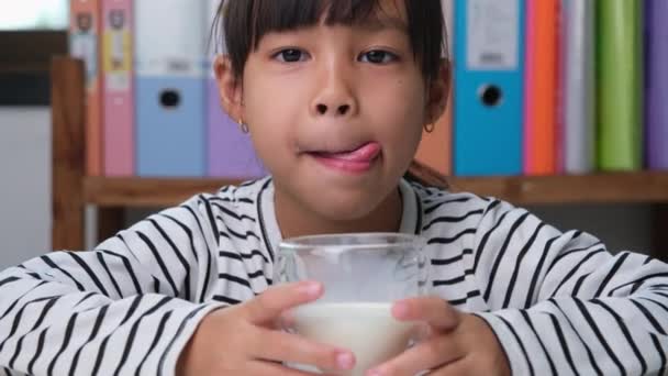 Nettes Asiatisches Mädchen Trinkt Hause Wohnzimmer Ein Glas Milch Kleines — Stockvideo