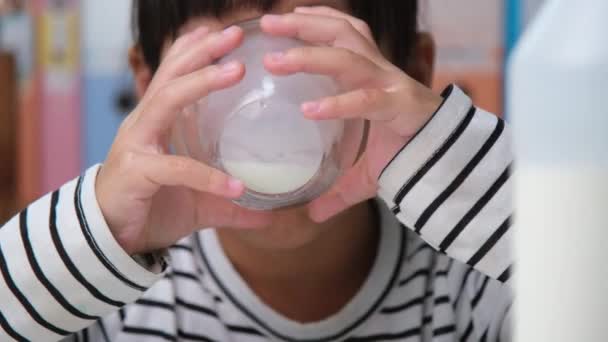Carino Ragazza Asiatica Bere Bicchiere Latte Casa Soggiorno Bambina Che — Video Stock