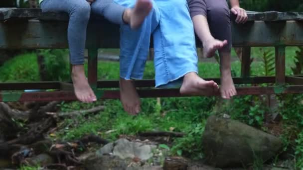 Lycklig Mamma Med Små Flickor Som Sitter Träbro Över Med — Stockvideo