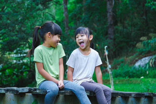 Niedliche Asiatische Mädchen Sitzen Zusammen Auf Einer Holzbrücke Zwei Fröhliche — Stockfoto