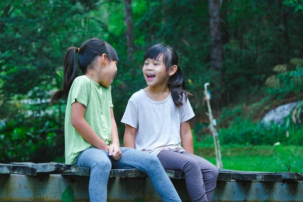 Niedliche Asiatische Mädchen Sitzen Zusammen Auf Einer Holzbrücke Zwei Fröhliche — Stockfoto