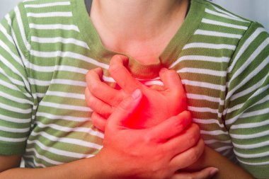 Kalp kriziyle göğsünü tutan kadın. Kadınların göğüs ağrısı kalp krizi, kalp krizi, kalp sızıntısı, koroner arter hastalığı, akut ağrı kalp krizine neden olabilir..