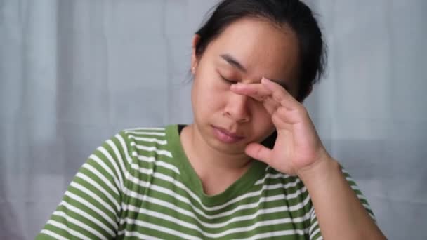 Молодая Женщина Страдает Боли Глазах Аллергии Пыль Сухие Глаза Водянистые — стоковое видео
