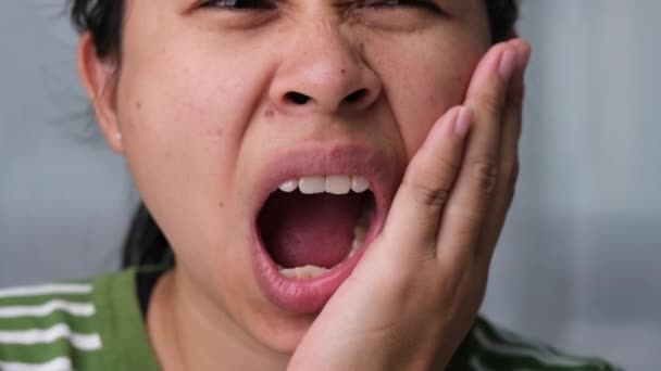 Asiatisk Kvinna Som Håller Handen Kinden Och Känner Tandvärk Karies — Stockvideo