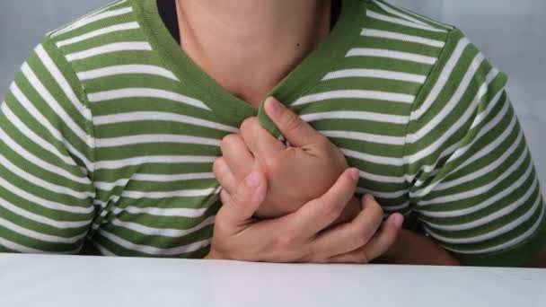 女人痛苦地抱着她的胸部 妇女因心脏病 心脏病 心漏或冠心病而引起的胸痛 — 图库视频影像
