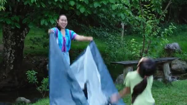 Familie Zeltet Freien Kind Hilft Mutter Das Zelt Halten Mutter — Stockvideo