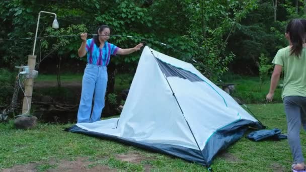 Familie Camping Buiten Kind Helpen Moeder Houden Van Tent Moeder — Stockvideo