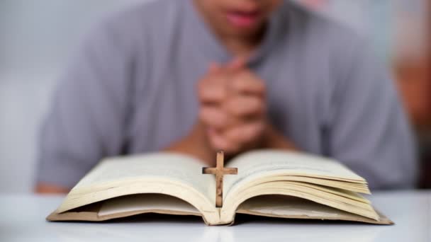 一个女人的特写镜头 阅读一本公开的圣经 祈祷并握住她的圣经 灵修或圣经学习概念 — 图库视频影像