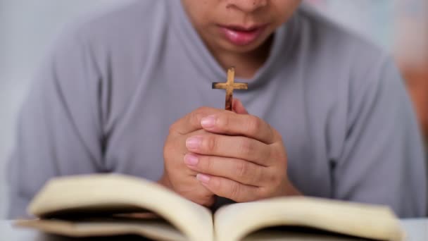 開いている聖書を読んでいる女性のクローズアップ 祈りと彼女の聖書に手を握って 精神的または聖書研究の概念 — ストック動画