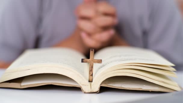 Primer Plano Una Mujer Leyendo Una Biblia Abierta Orando Tomándose — Vídeo de stock