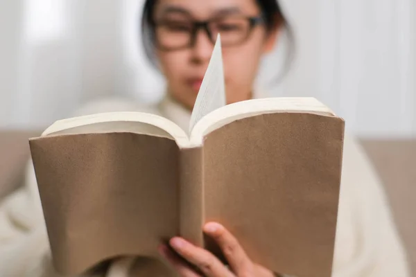 Lykkelig Asiatisk Kvinde Sidder Sofaen Læser Bog Indendørs Portræt Kvinde - Stock-foto