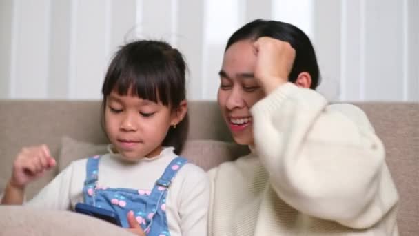 Die Junge Mutter Und Ihre Kleine Tochter Nutzen Das Smartphone — Stockvideo