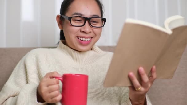 Gelukkige Jonge Vrouw Met Een Kop Koffie Het Lezen Van — Stockvideo