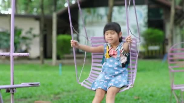 Chica Asiática Feliz Divirtiéndose Jugando Patio Recreo Durante Verano Linda — Vídeo de stock