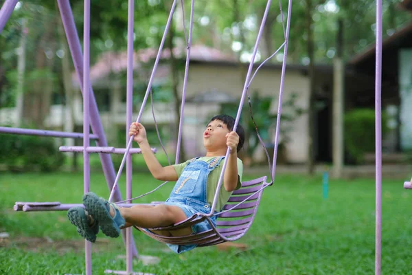 Menina Asiática Feliz Divertindo Jogando Playground Durante Verão Menina Bonito — Fotografia de Stock