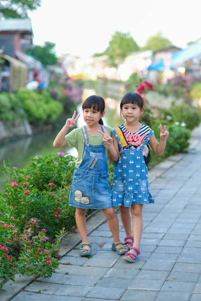 Two Cute Little Sisters Smiling Looking Camera Khlong Mae Kha — Stock Photo, Image