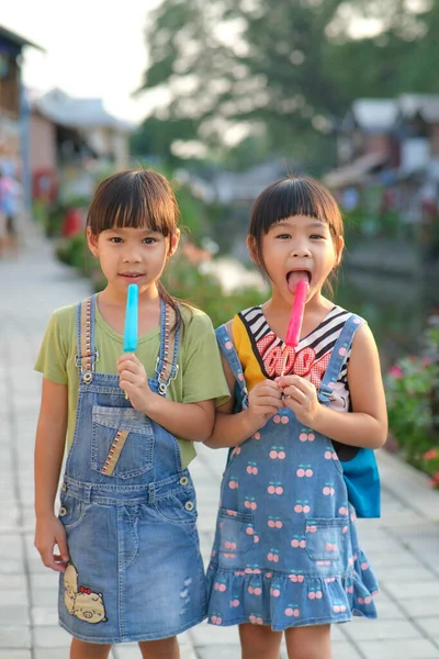 Lächelnde Kleine Schwestern Mit Eis Der Hand Schauen Die Kamera — Stockfoto