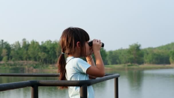 Dziewczynka Patrząca Przez Lornetkę Ptaki Zbiorniku Eksploruj Przygodę Obserwacja Ptaków — Wideo stockowe