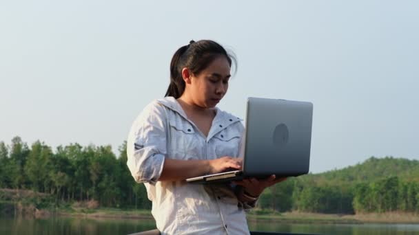 Doğal Kirliliği Kontrollerini Kaydetmek Için Dizüstü Bilgisayar Kullanan Bir Kadın — Stok video