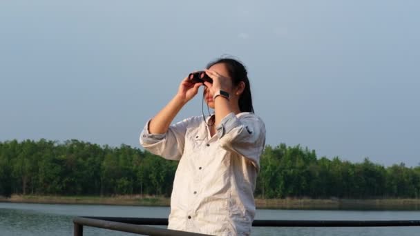 Νεαρή Γυναίκα Εξερευνήτρια Κιάλια Που Εξερευνά Φύση Παρακολουθεί Πουλιά Εξωτερικούς — Αρχείο Βίντεο