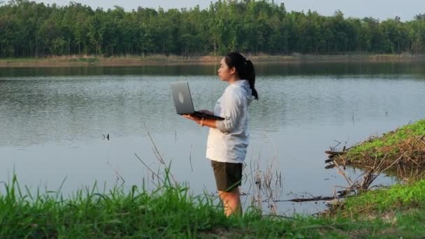 Kvindelig Miljøforkæmper Bruger Laptop Computer Til Registrere Naturlige Vand Kontaminering – Stock-video