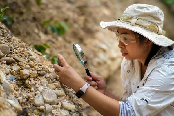 Primer Plano Geólogo Femenino Utilizando Lupa Para Examinar Analizar Roca — Foto de Stock