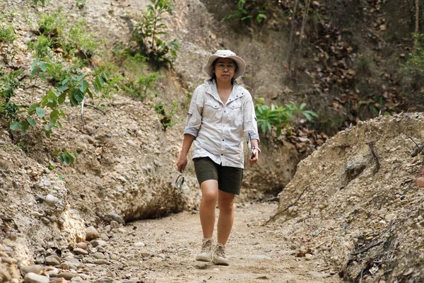 Geóloga Mujer Sosteniendo Lupa Portátil Trabajando Examinando Roca Suelo Arena — Foto de Stock