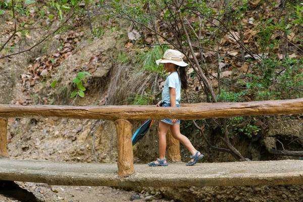 Linda Niña Explorando Rocas Estudiando Varios Materiales Naturales Piedra Del — Foto de Stock