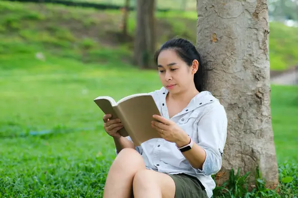 Wesoła Młoda Kobieta Kurtce Czytająca Książkę Letnim Parku Skoncentrowana Kobieta — Zdjęcie stockowe