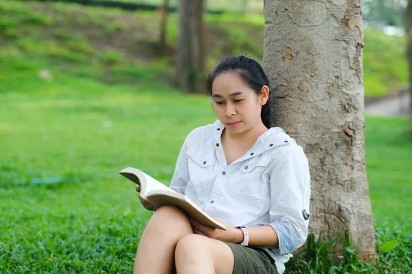 Wesoła Młoda Kobieta Kurtce Czytająca Książkę Letnim Parku Skoncentrowana Kobieta — Zdjęcie stockowe