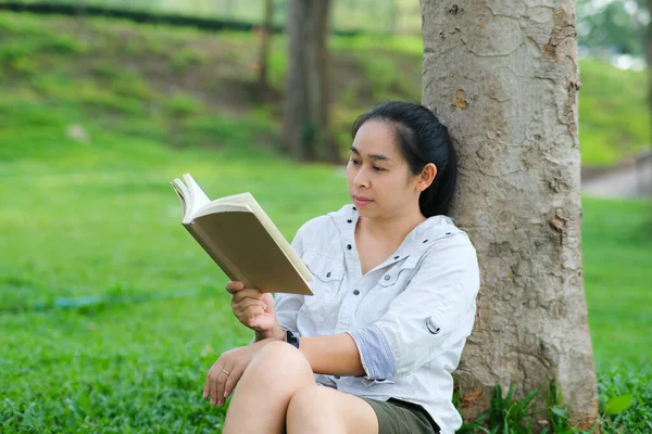 Cheerful Young Woman Jacket Reading Book Summer Park Concentrated Woman — Stock Photo, Image