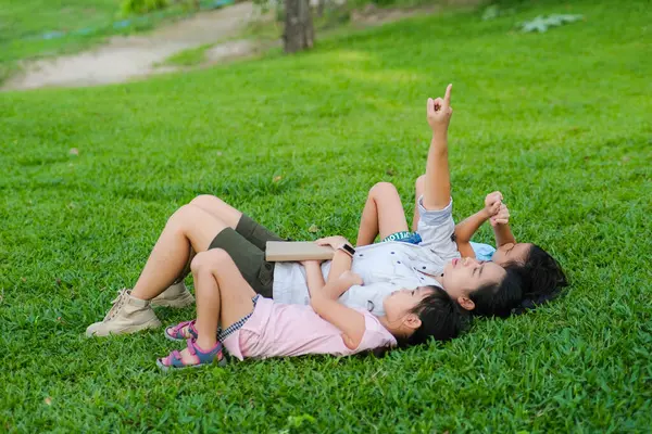 Glückliche Mutter Und Zwei Töchter Die Sich Ins Gras Legen — Stockfoto