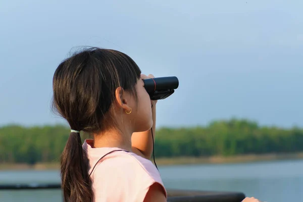 貯水池の鳥を双眼鏡で見ている少女 探検と冒険の概念 バードウォッチング — ストック写真