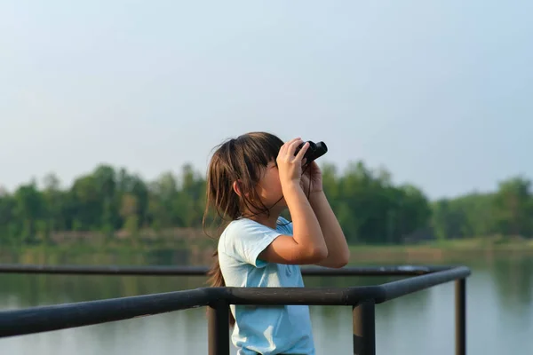 貯水池の鳥を双眼鏡で見ている少女 探検と冒険の概念 バードウォッチング — ストック写真