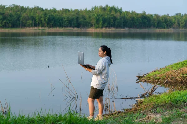 Ambientalista Femenina Que Usa Computadora Portátil Para Registrar Comprobaciones Naturales — Foto de Stock