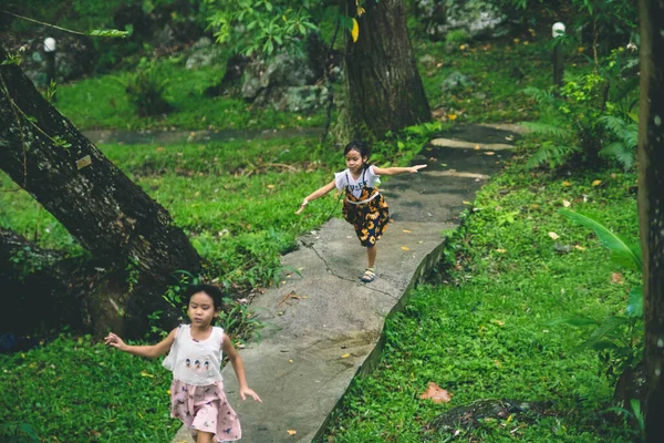 Dos Hermanas Lindas Caminando Camino Piedra Jardín Botánico Con Plantas — Foto de Stock