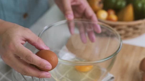 Jovem Cozinhando Uma Cozinha Brilhante Feito Mão Rachado Gemas Ovos — Vídeo de Stock