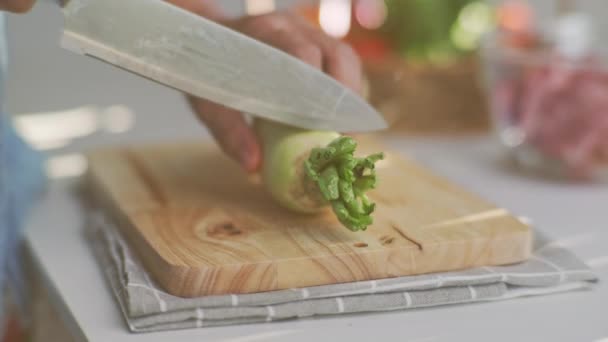 Koken Hand Van Kok Snijdt Witte Radijs Een Snijplank Keuken — Stockvideo