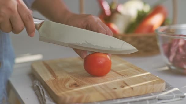 Kochen Die Hände Des Küchenchefs Schneiden Tomaten Auf Dem Schneidebrett — Stockvideo