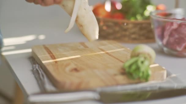 Kochen Küchenchef Hände Schälen Weißen Rettich Der Küche Schweinefleisch Mit — Stockvideo