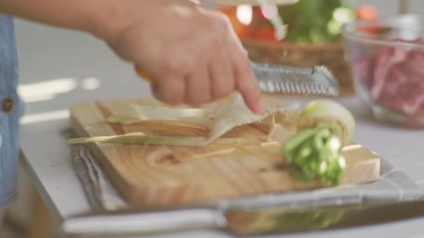Gotowanie Ręce Szefa Kuchni Obierają Białą Rzodkiewkę Kuchni Przygotowanie Wieprzowiny — Wideo stockowe