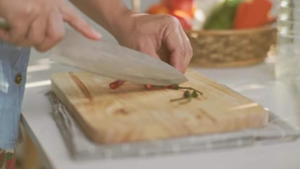 Kochen Die Hände Des Kochs Hacken Chili Auf Dem Schneidebrett — Stockvideo
