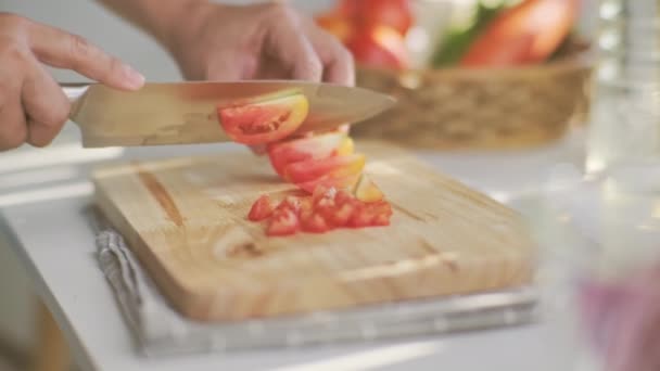 Kochen Die Hände Des Küchenchefs Schneiden Tomaten Auf Dem Schneidebrett — Stockvideo