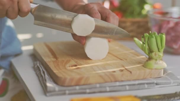 Cuisson Main Chef Coupe Radis Blanc Sur Une Planche Découper — Video