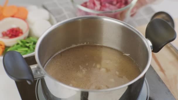 Koken Handen Van Kok Doen Varkensribbetjes Een Pot Kokend Water — Stockvideo